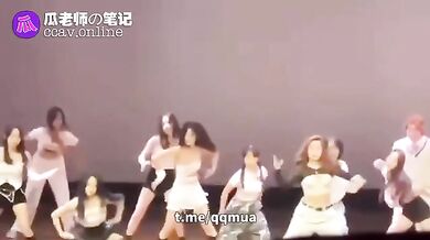 山东大学迎新晚会又出现一位跳舞走光露奶的？现在衣服质量变差了？吊带老是断开？